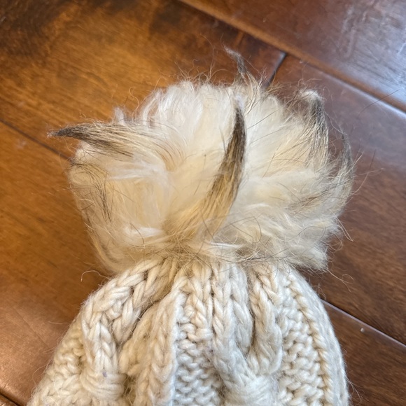 Echo Cream cable knit beanie with pom pom. Gently Preloved. Beanie. - Picture 4 of 6